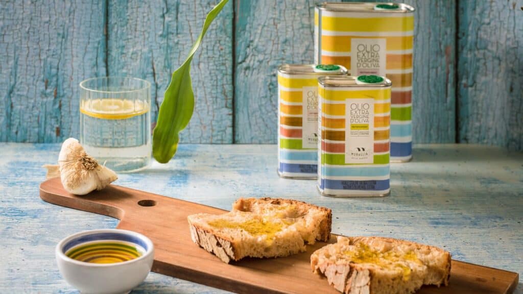 Olio Frantoio Muraglia appena consegnato in cucina, integro e pronto per la degustazione