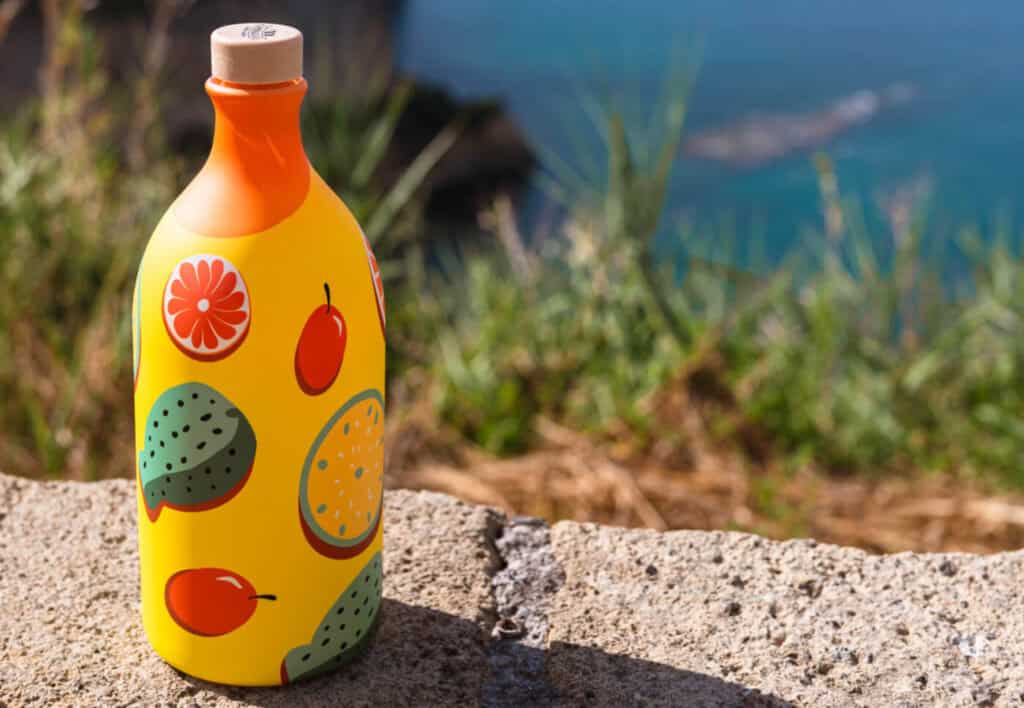 bottiglia d'olio colorata ed estiva, ottima come idea regalo