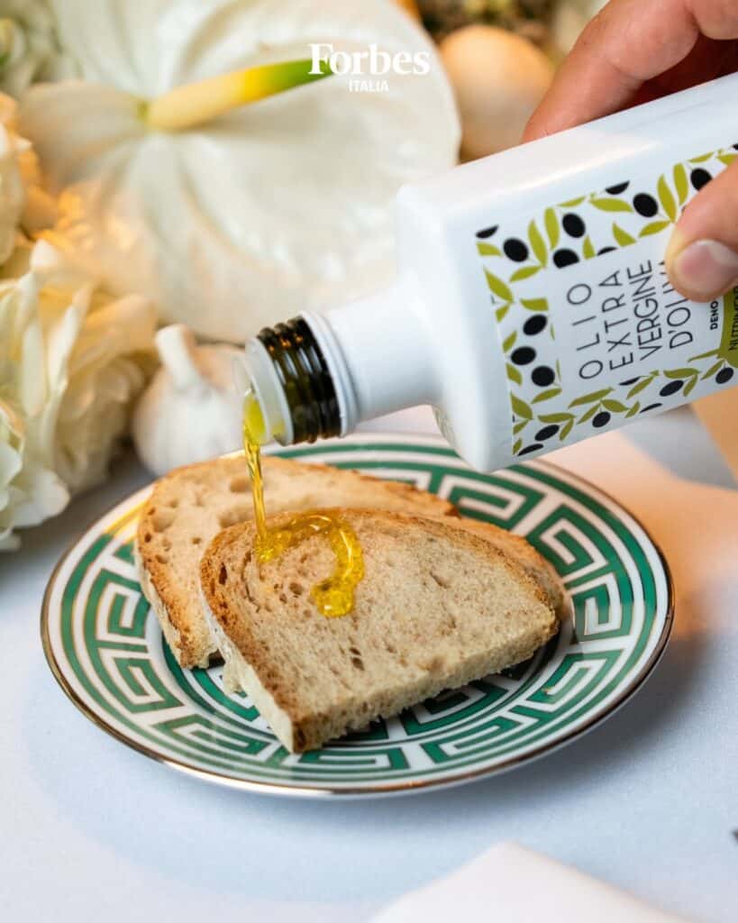 Olio extravergine Frantoio Muraglia versato sul pane alla serata Forbes