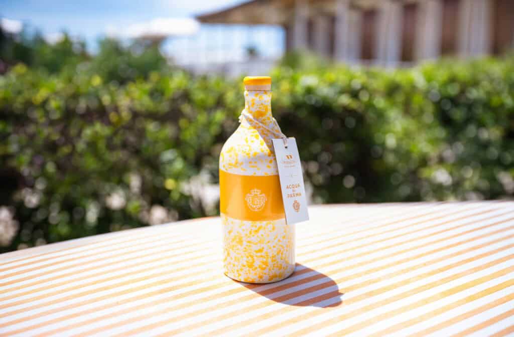 Orcio in ceramica dipinto a mano della collaborazione Acqua di Parma e Frantoio Muraglia