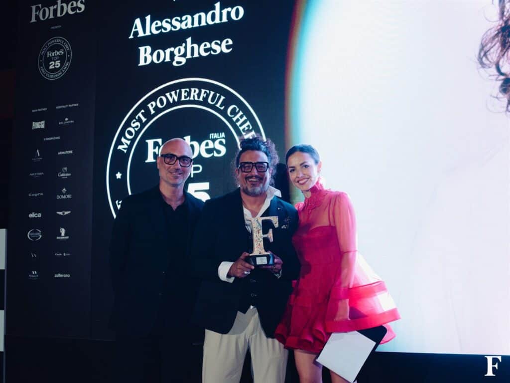 Savino Muraglia consegna il premio Forbes ad Alessandro Borghese