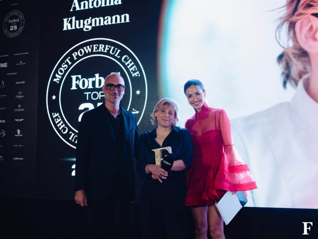 Savino Muraglia premia Antonia Klugmann sul palco di Forbes